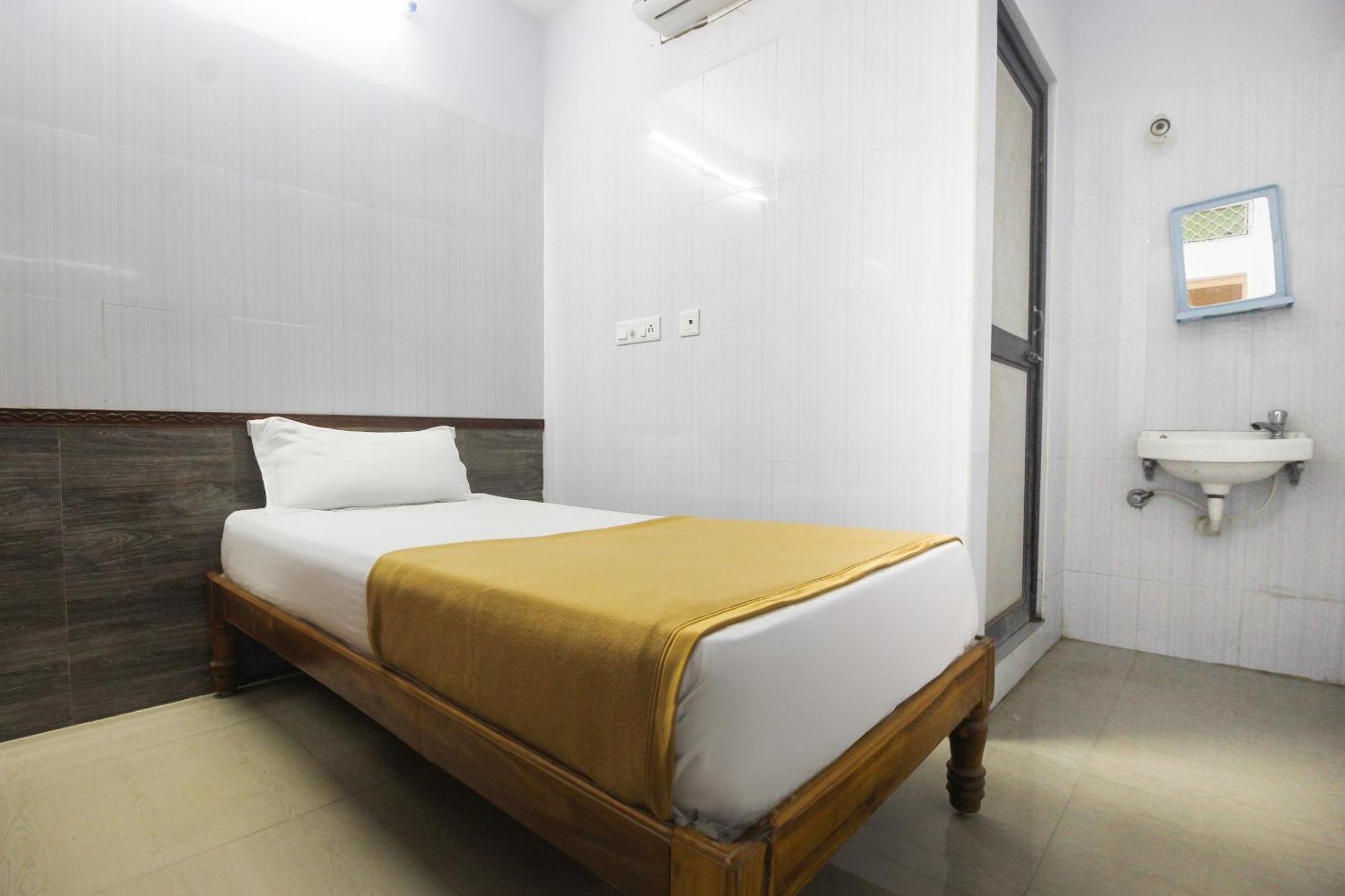 Hotel O Jks Deluxe Lodge Udaiyarpalaiyam Exteriör bild