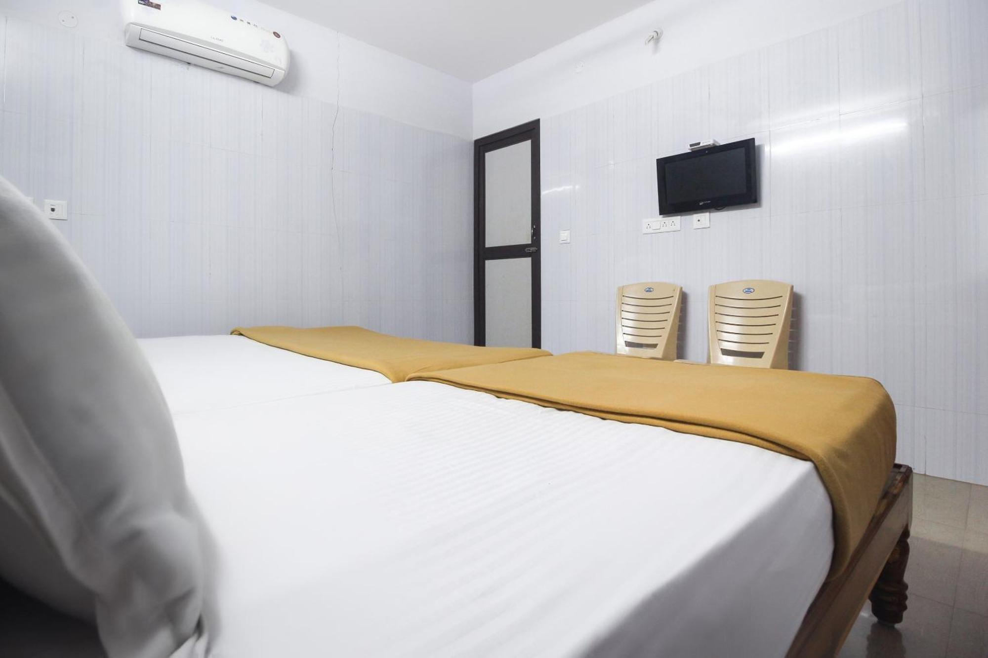 Hotel O Jks Deluxe Lodge Udaiyarpalaiyam Exteriör bild